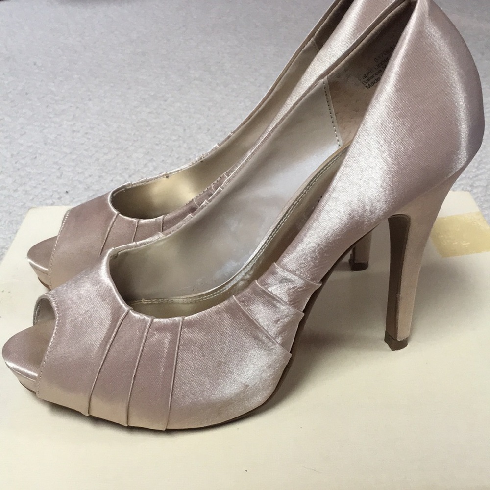 Light gold pumps